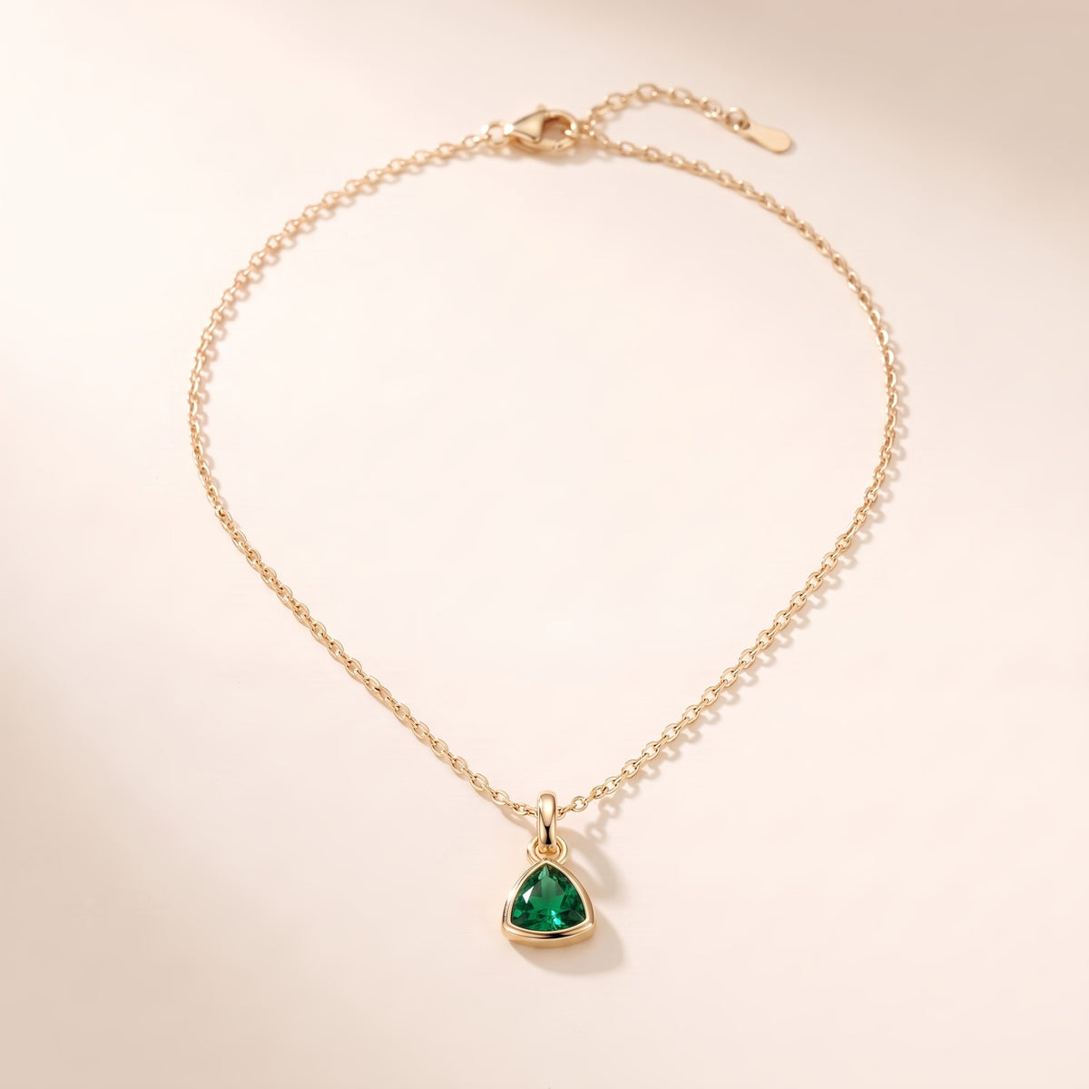Collar con piedra del mes bañado en oro de 18K, mayo: verde, tono esmeralda