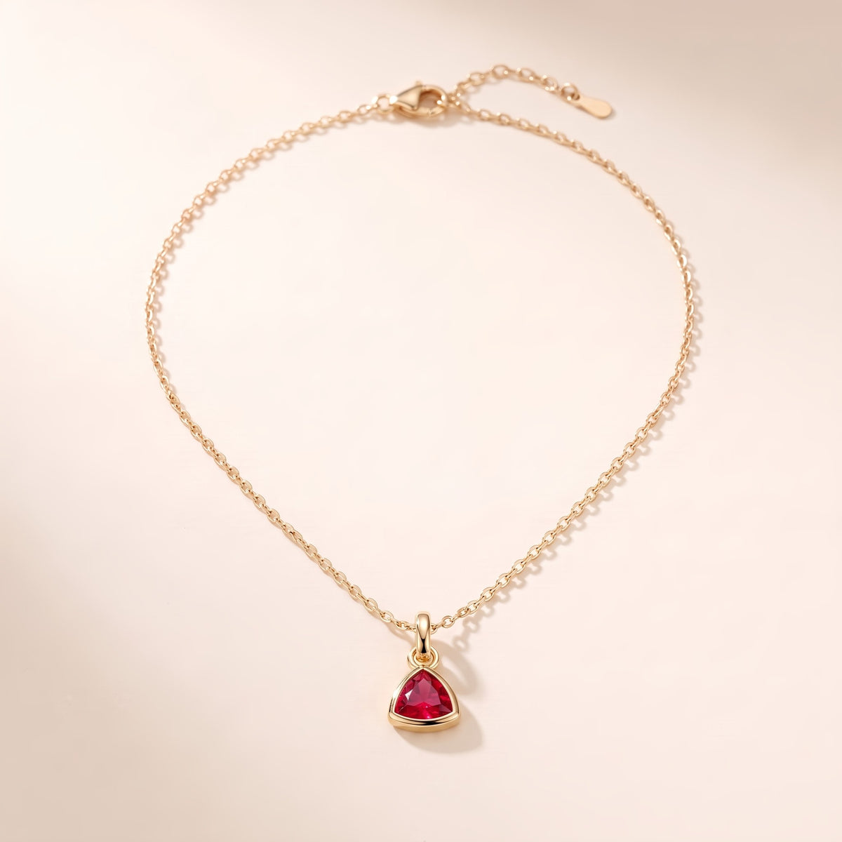 Collar con piedra del mes bañado en oro de 18K, julio: rojo intenso, tono rubí