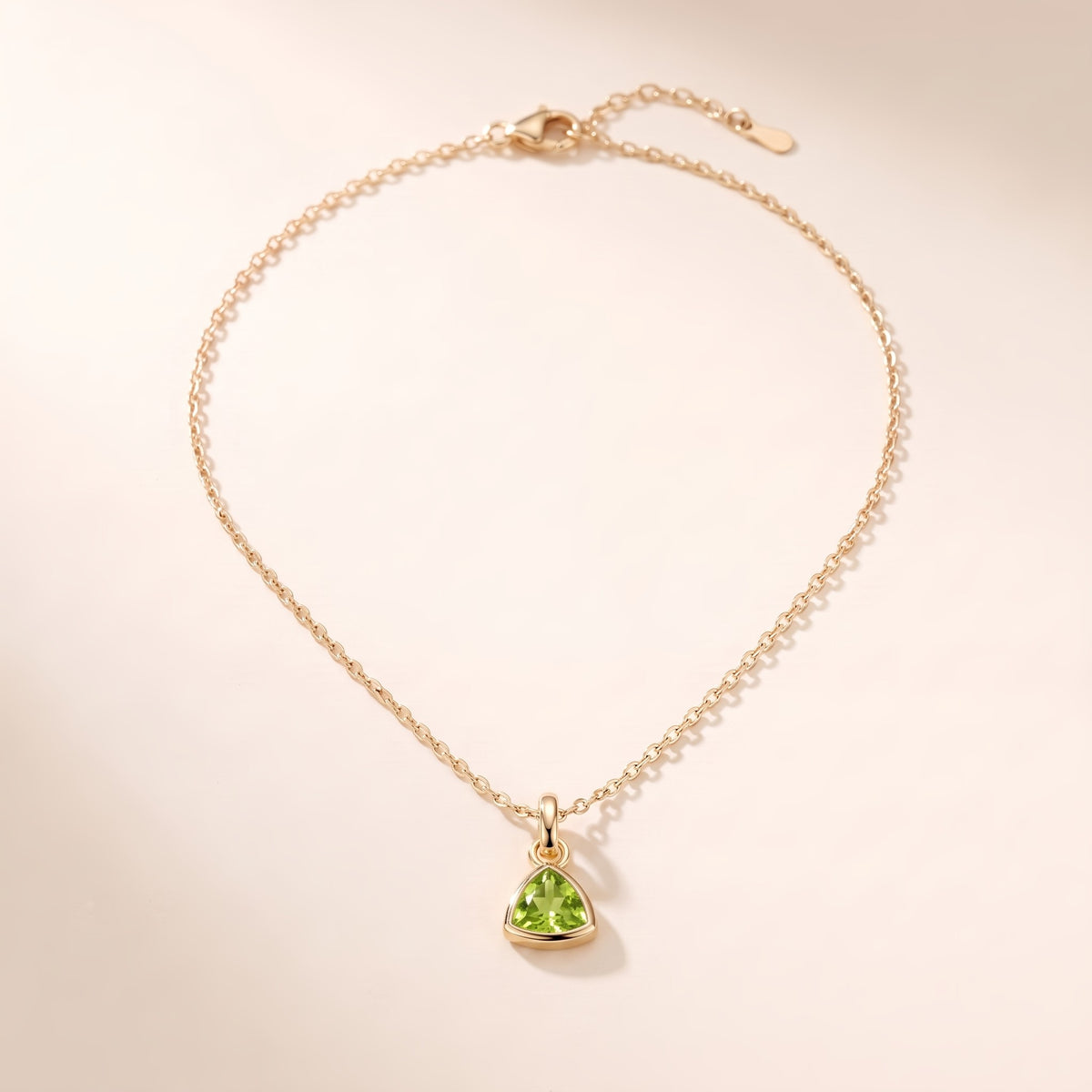 Collar con piedra del mes bañado en oro de 18K, agosto: verde claro, tono peridoto