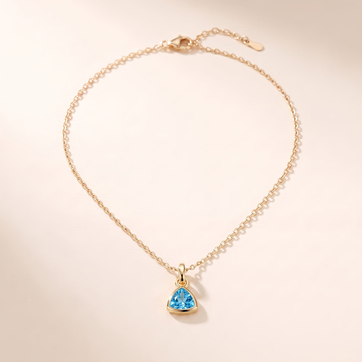 Collar con piedra del mes bañado en oro de 18K, diciembre: azul cielo