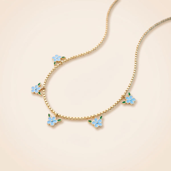 Collar con flores esmaltadas azules bañado en oro de 18K