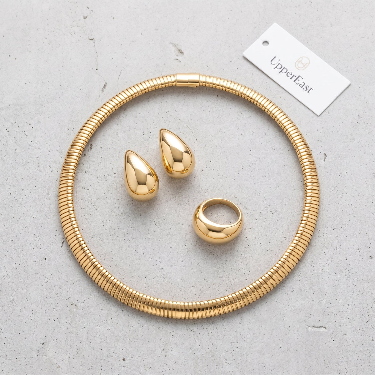Collana girocollo tubogas placcata oro 18K abbinata ad altri gioielli UpperEast