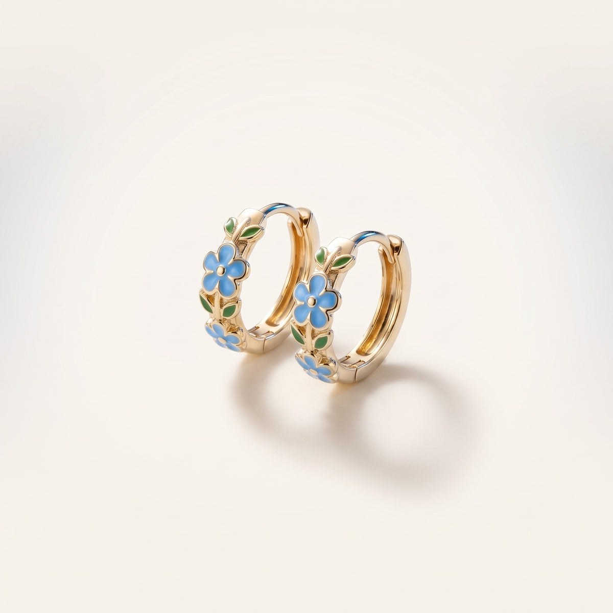 Pendientes de aro con flores bañados en oro de 18K