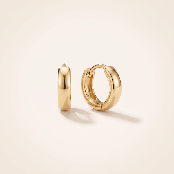 Pendientes huggie lisos bañados en oro de 18K