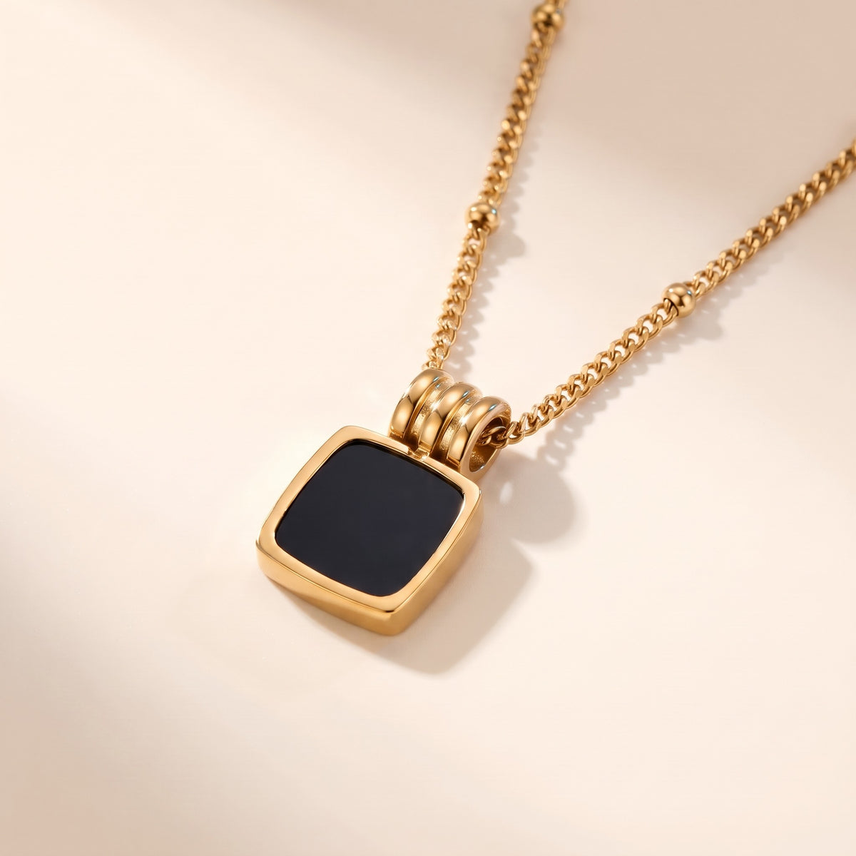 Collar con colgante de concha negra bañado en oro de 18K