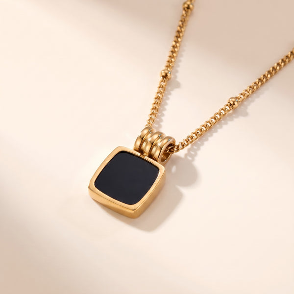 Collar con colgante de concha negra bañado en oro de 18K