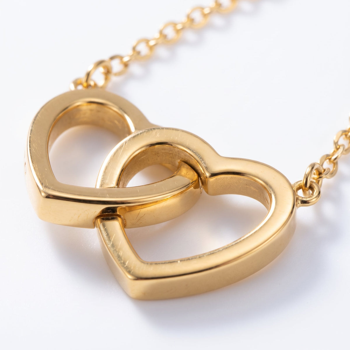 Set regalo de rosa preservada y collar de corazones, detalle de cerca