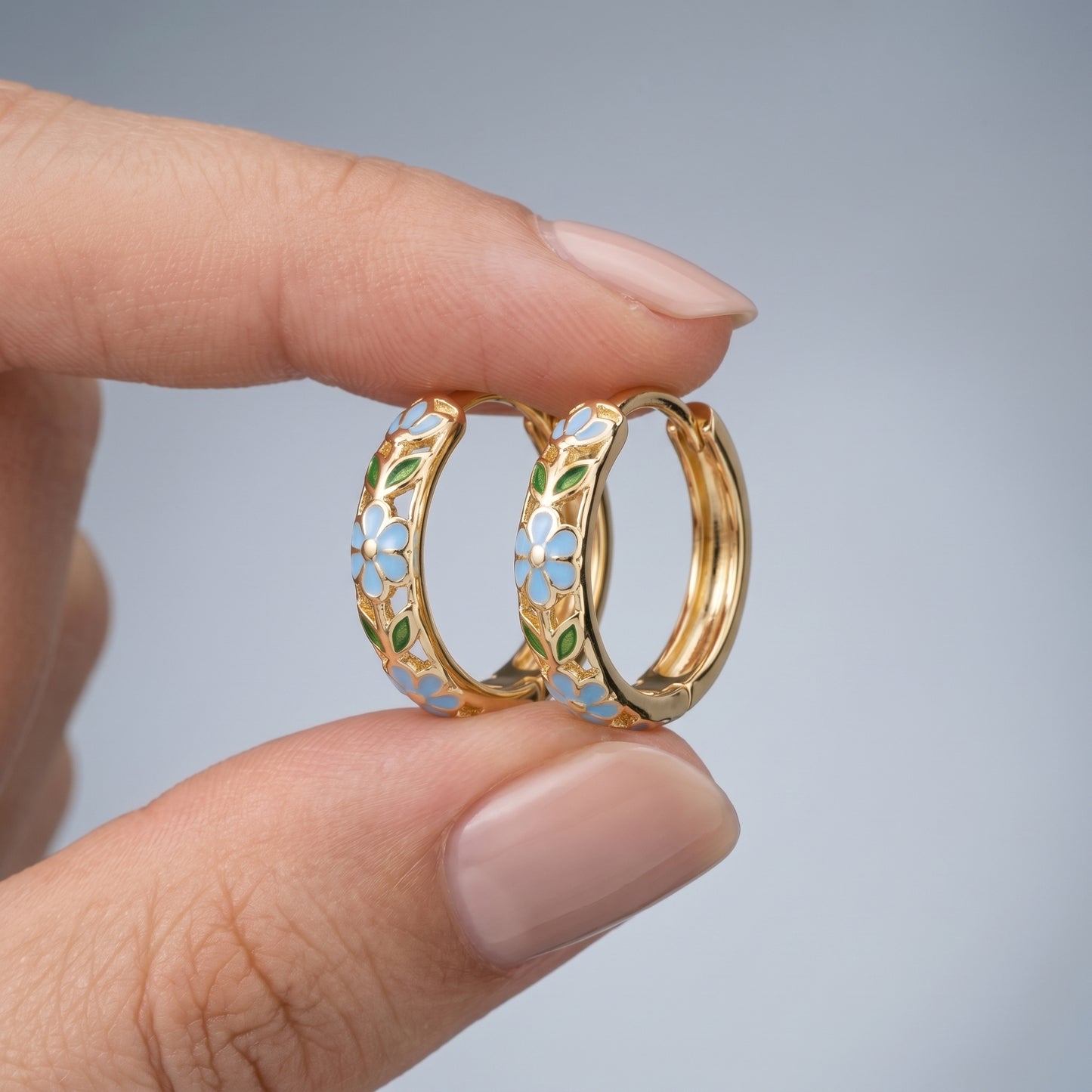 Orecchini Cerchio Fiore Oro 18K — 02-scale-reference