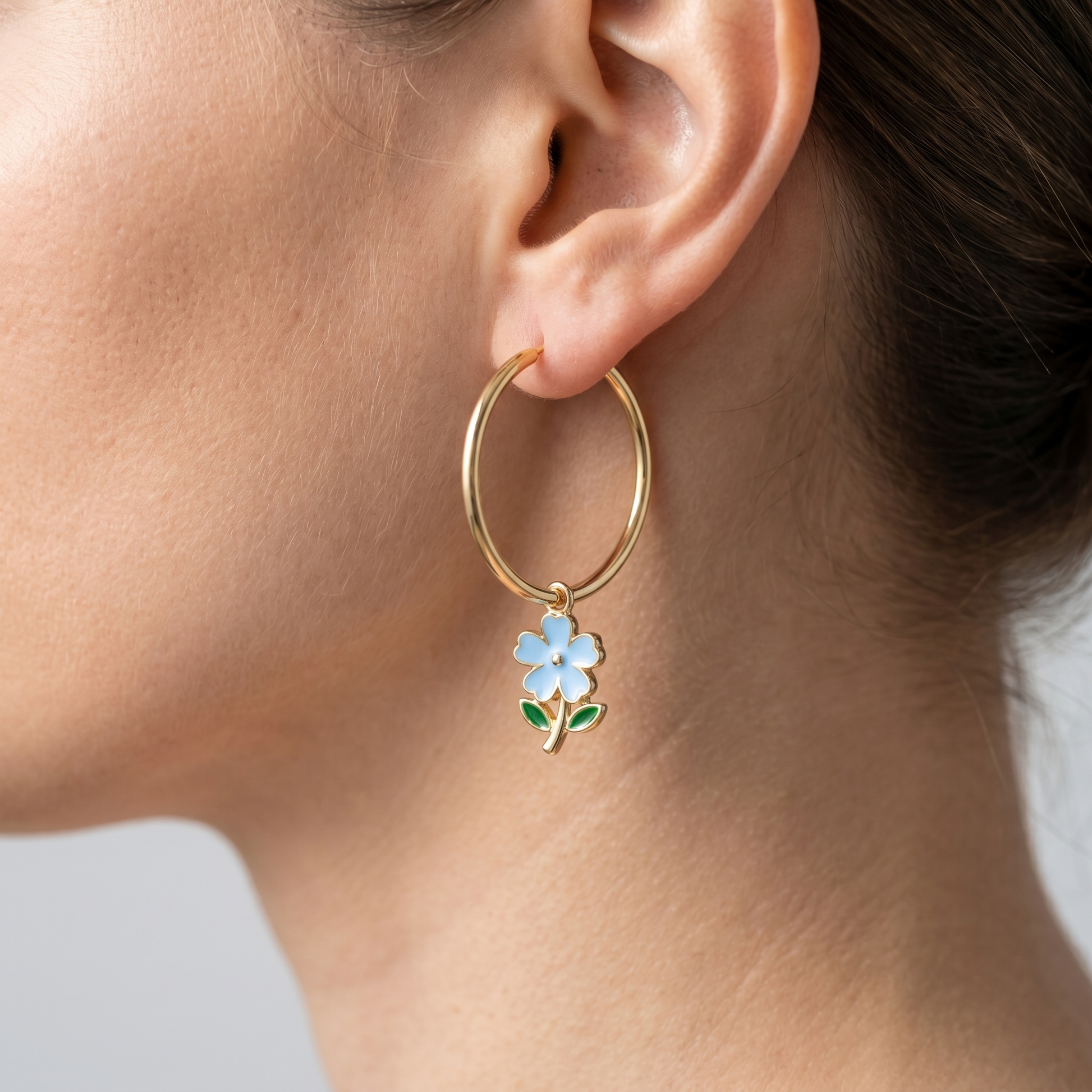 Orecchini Maxi Cerchio Fiore Oro 18K — 03-onbody-closeup