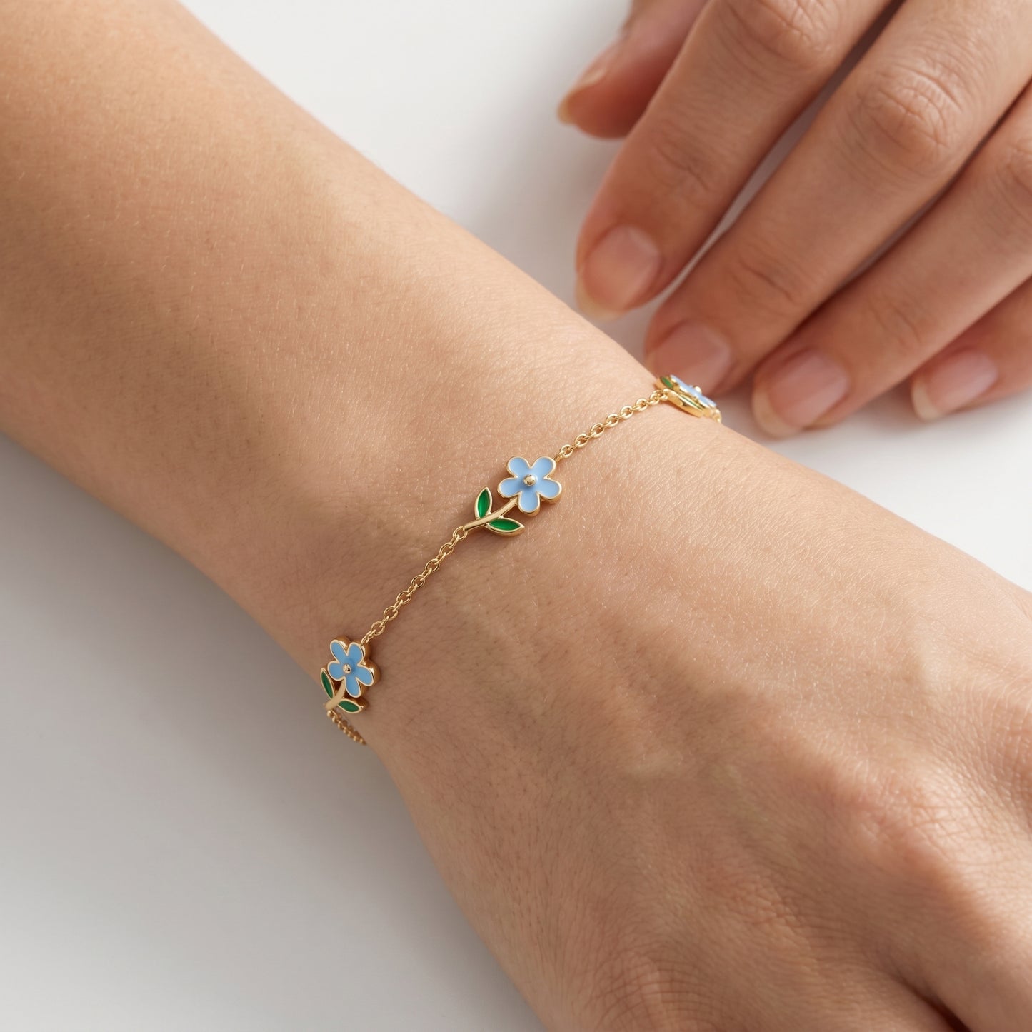 Bracciale Cerchio Fiore Oro 18K — 03-onbody-closeup