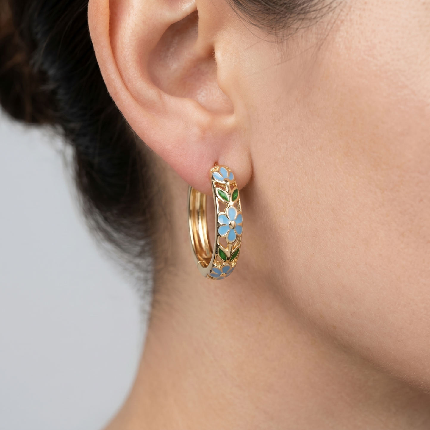 Orecchini Cerchio Fiore Oro 18K — 03-onbody-closeup