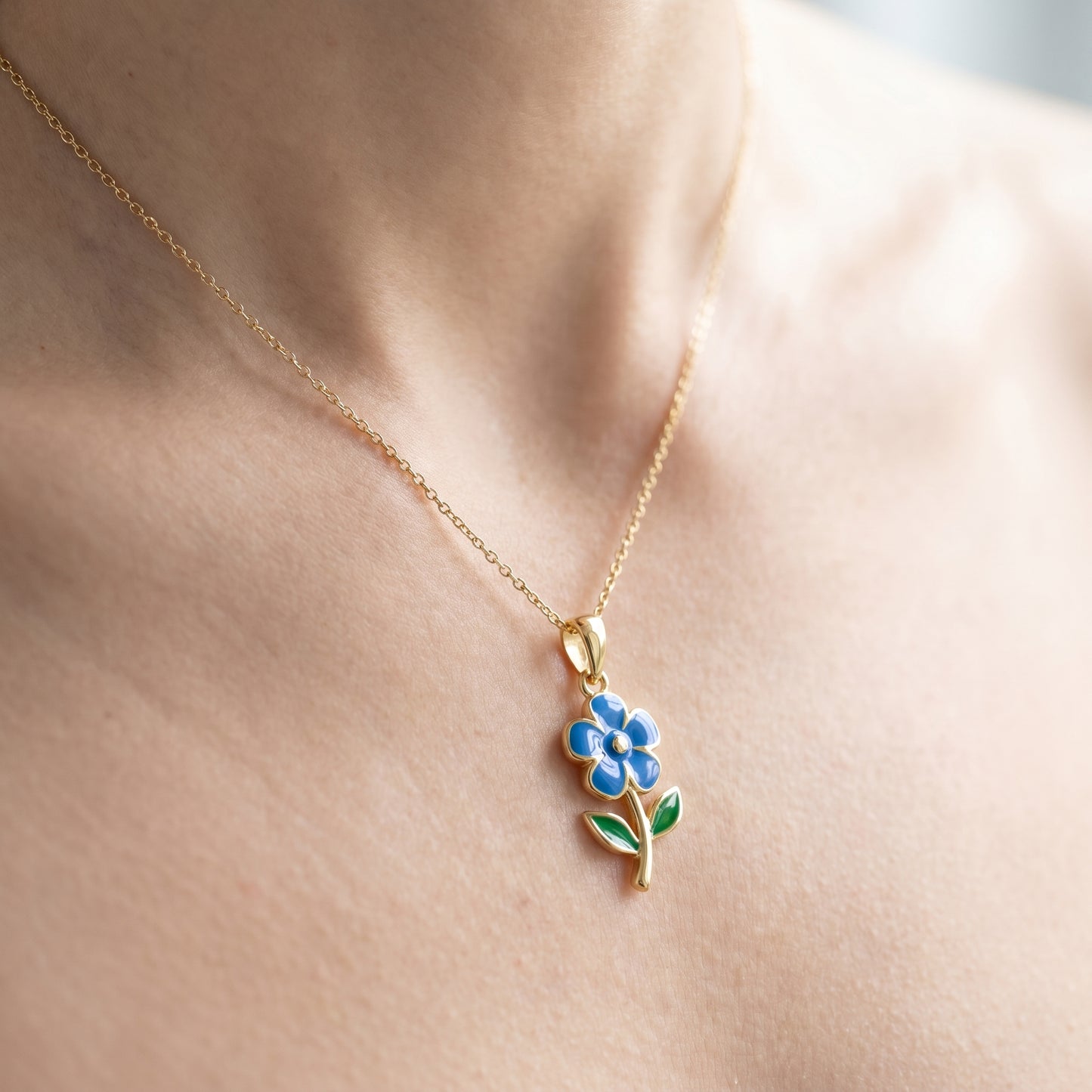 Collana Cerchio Fiore Oro 18K — 03-onbody-closeup