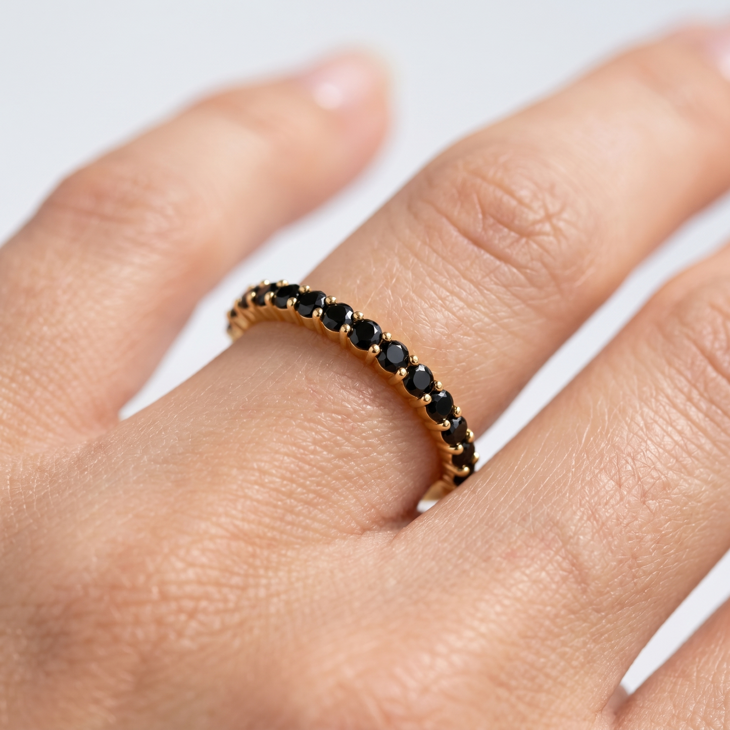 Anello Eternity Ossidiana Oro 18K — 03-onbody-closeup