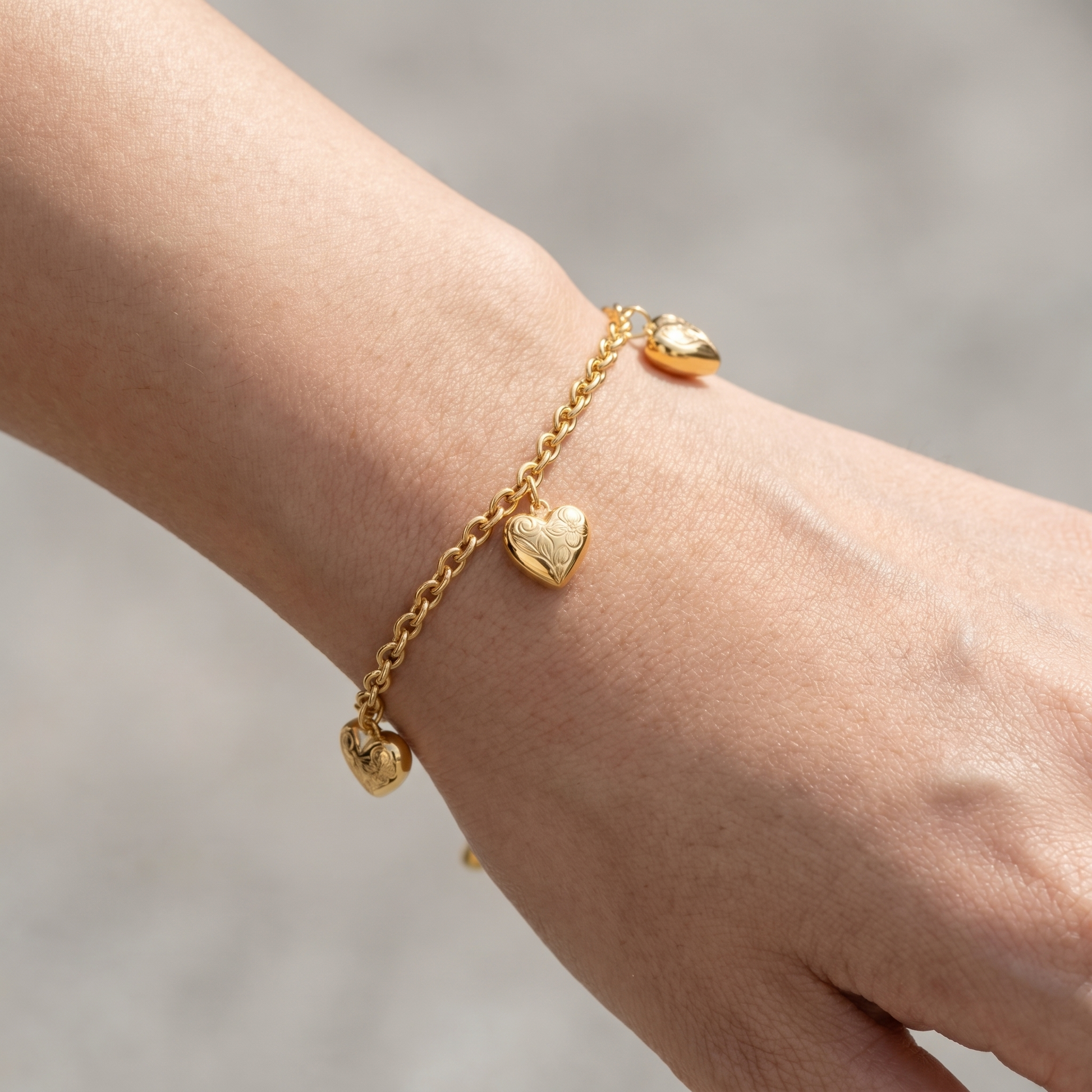 Bracciale Charm Cuore Oro 18K — 03-onbody-closeup