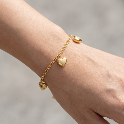 Bracciale Charm Cuore Oro 18K — 03-onbody-closeup