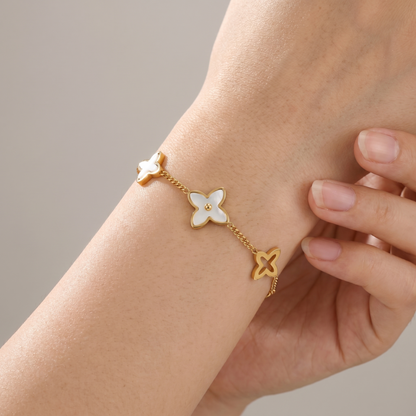 Bracciale Fiore Bianco Oro 18K — 03-onbody-closeup
