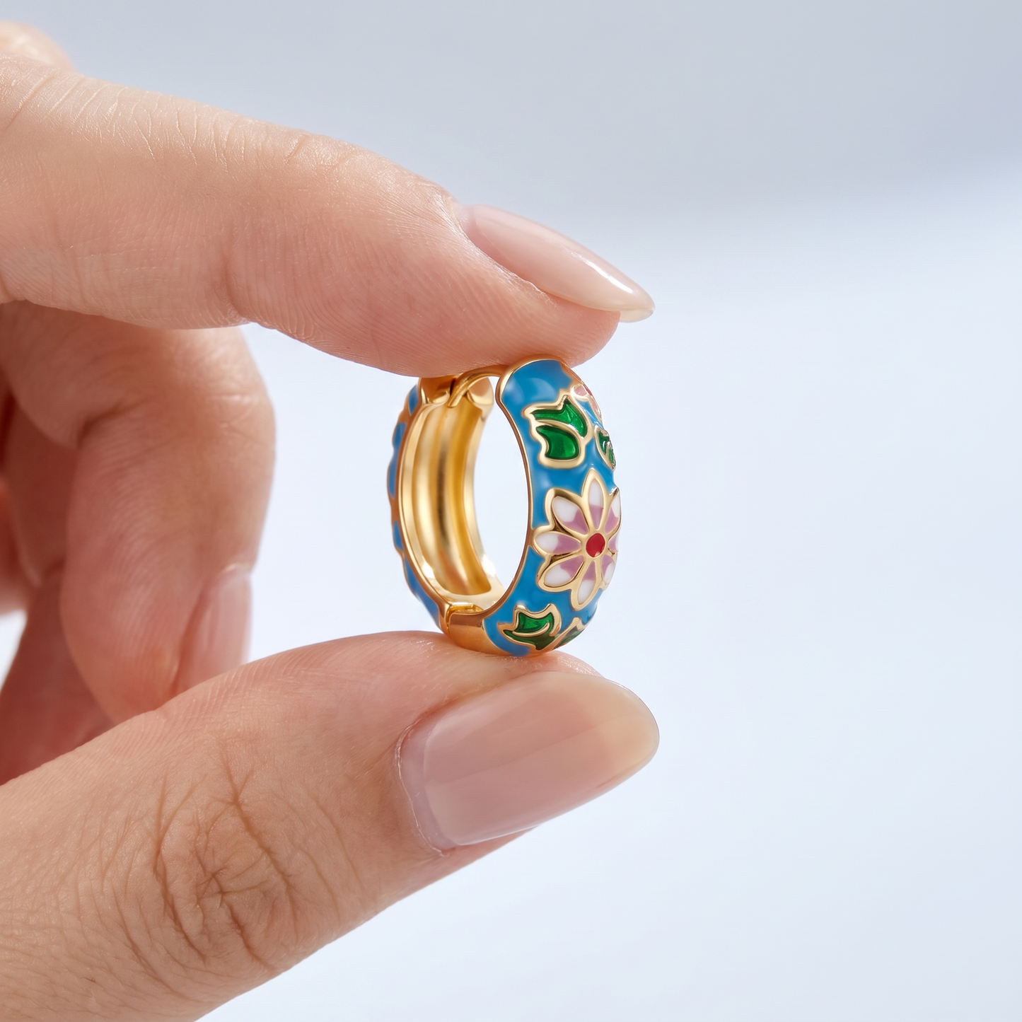 Orecchini Cloisonné Fiore Oro 18K — 02-scale-reference