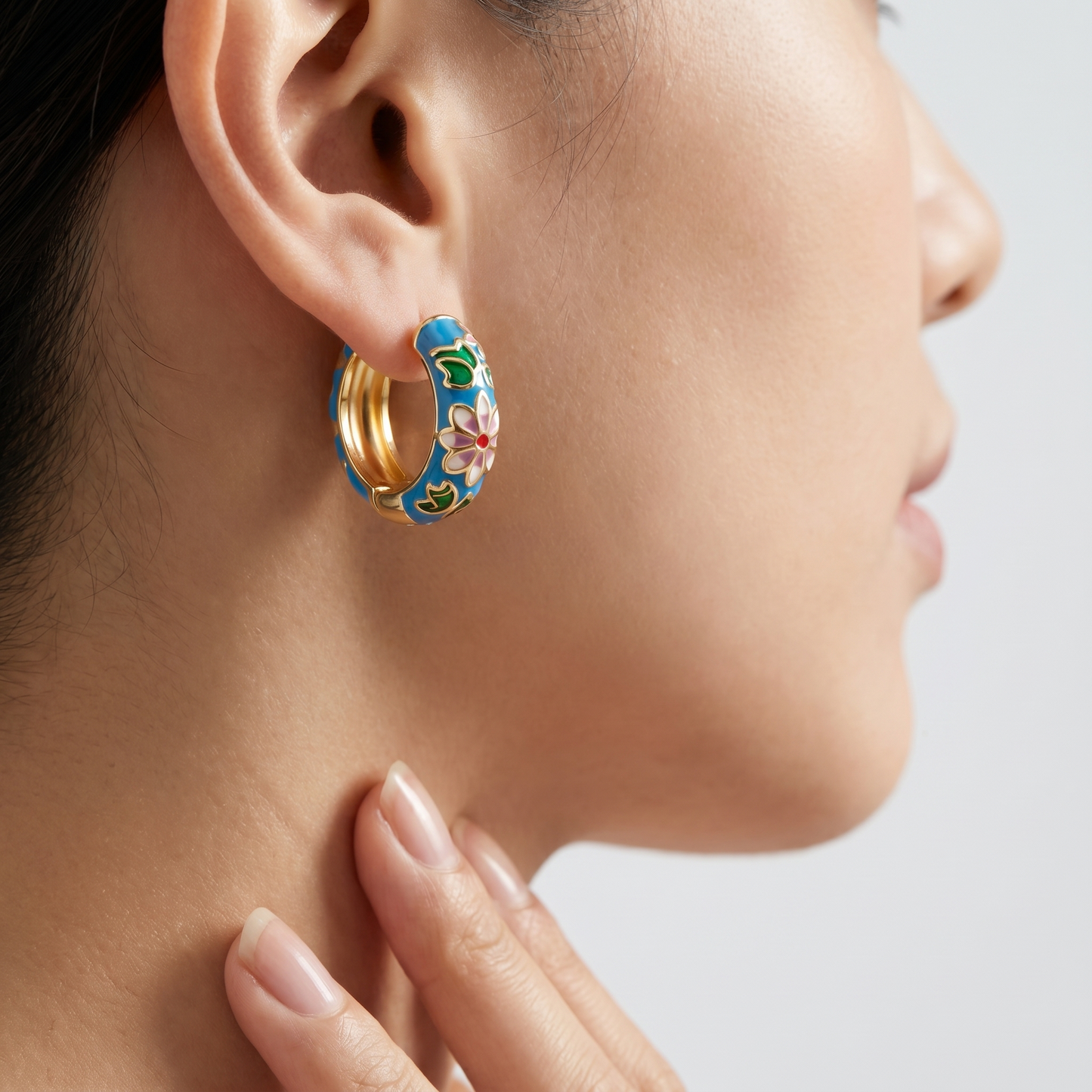 Orecchini Cloisonné Fiore Oro 18K — 03-onbody-closeup