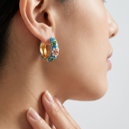 Orecchini Cloisonné Fiore Oro 18K — 03-onbody-closeup