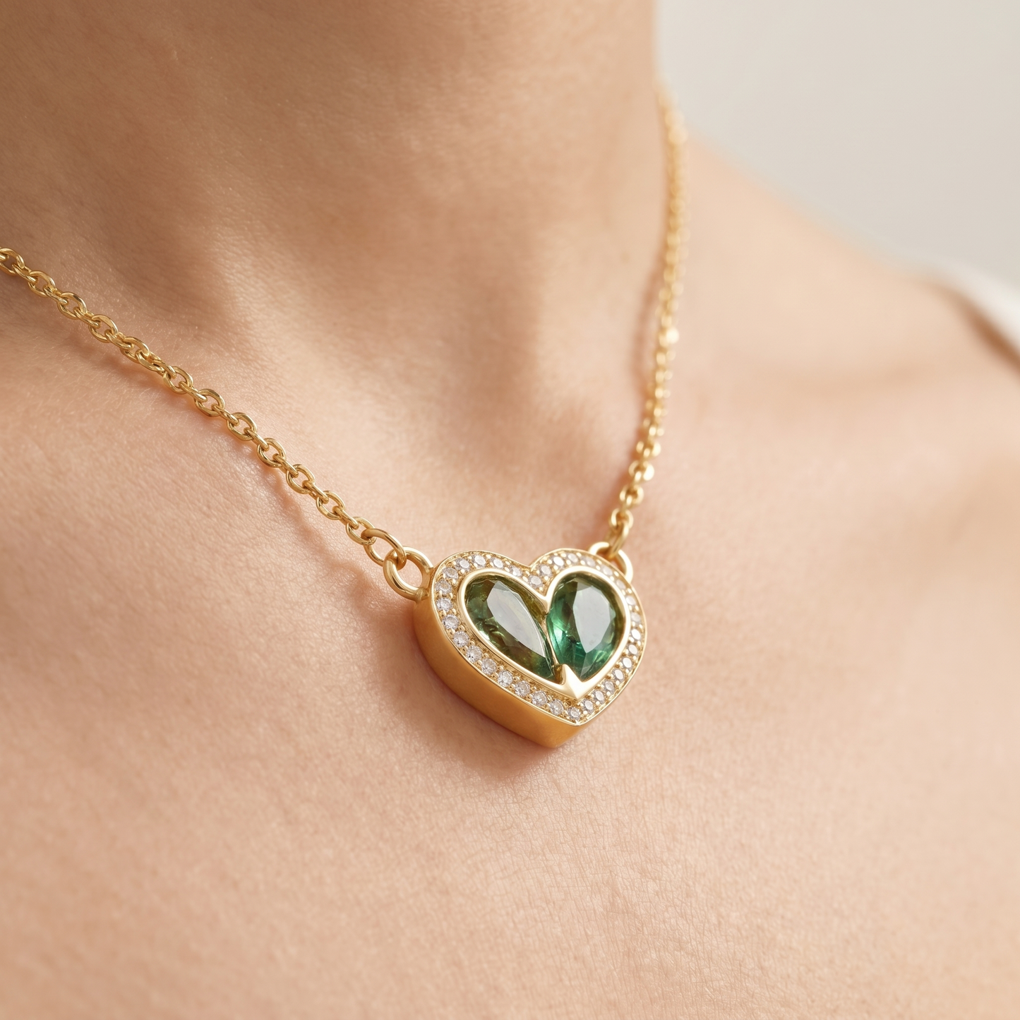 Collana Cuore Cristallo Oro 18K — 03-onbody-closeup