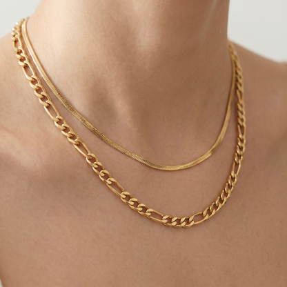 Collana Figaro Layered Oro 18K — 03-onbody-closeup