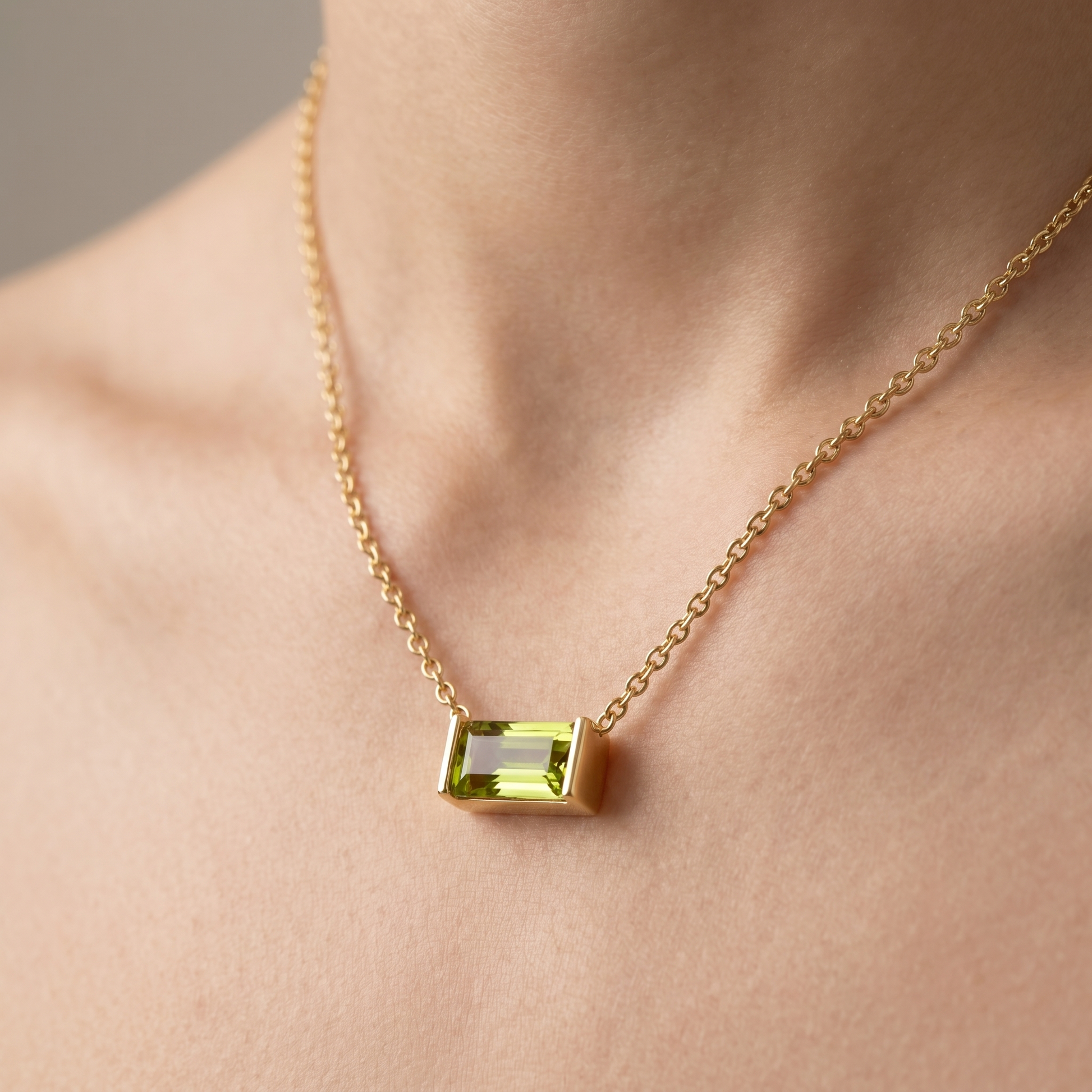 Collana Pendente Peridoto Oro 18K — 03-onbody-closeup