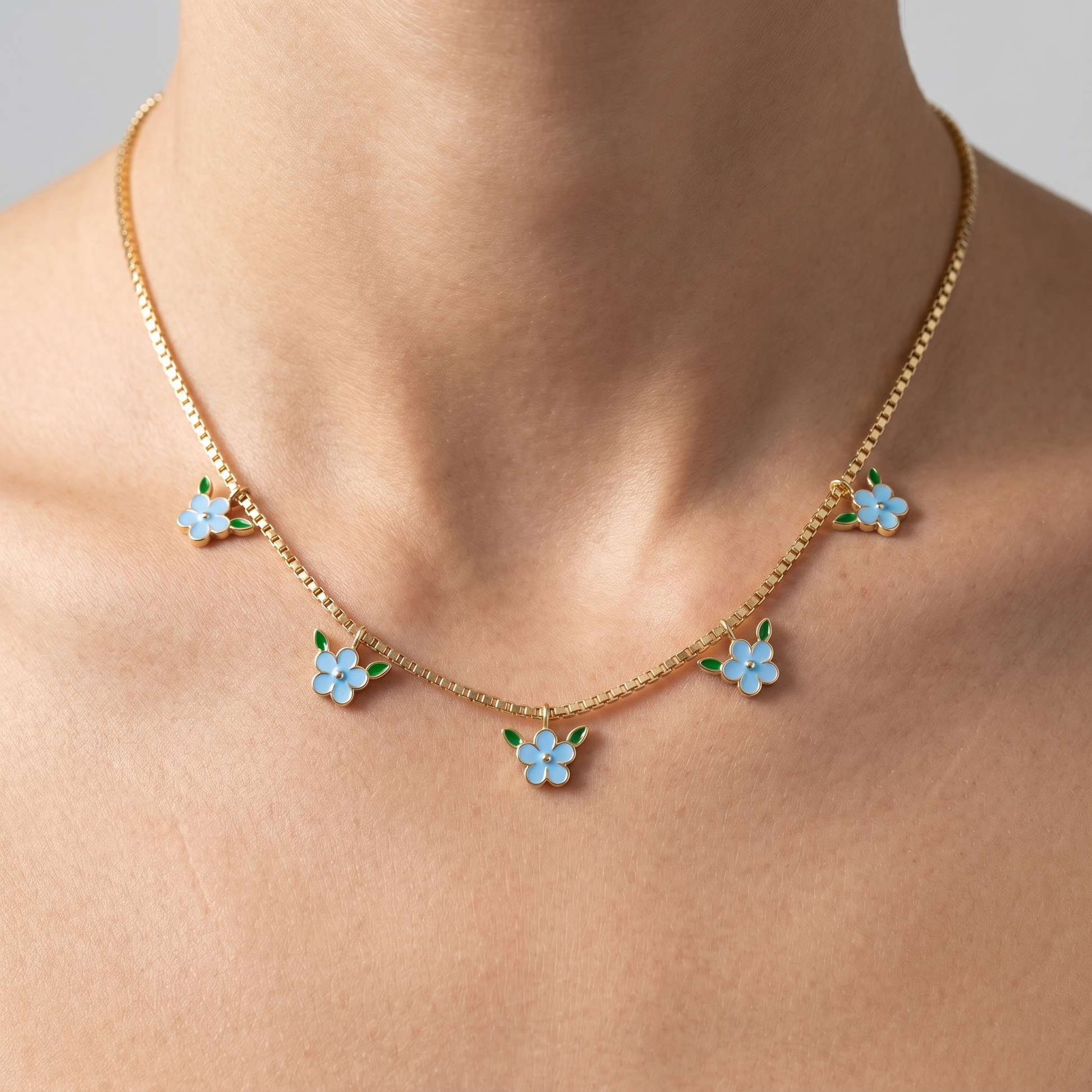 Collana Tennis Cerchio Fiore Oro 18K — 03-onbody-closeup