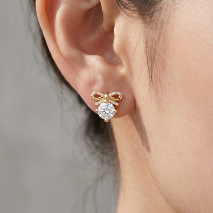 Orecchini Fiocco Cristallo Oro 18K — 03-onbody-closeup