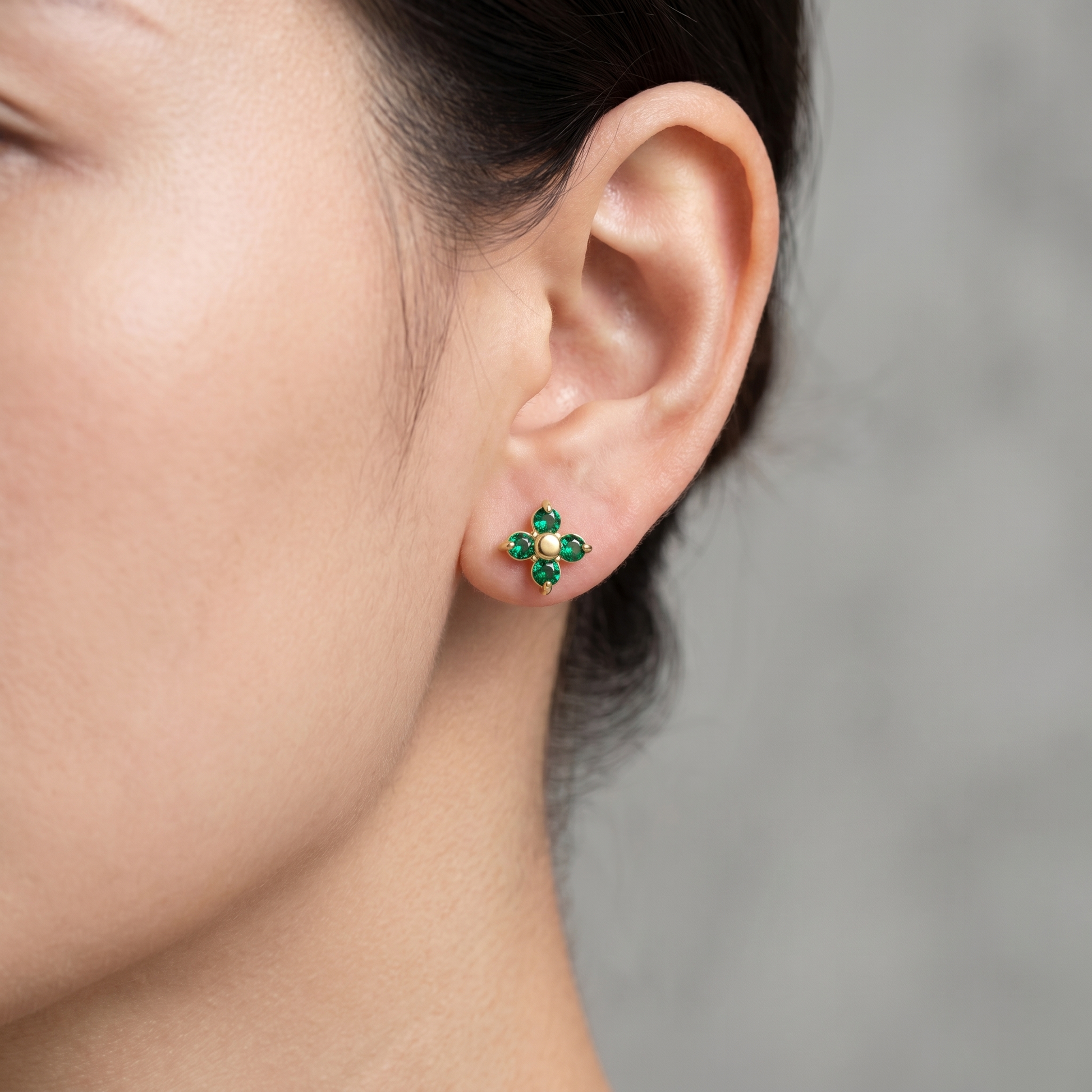 Orecchini Fiore Smeraldo Mini Oro 18K — 03-onbody-closeup