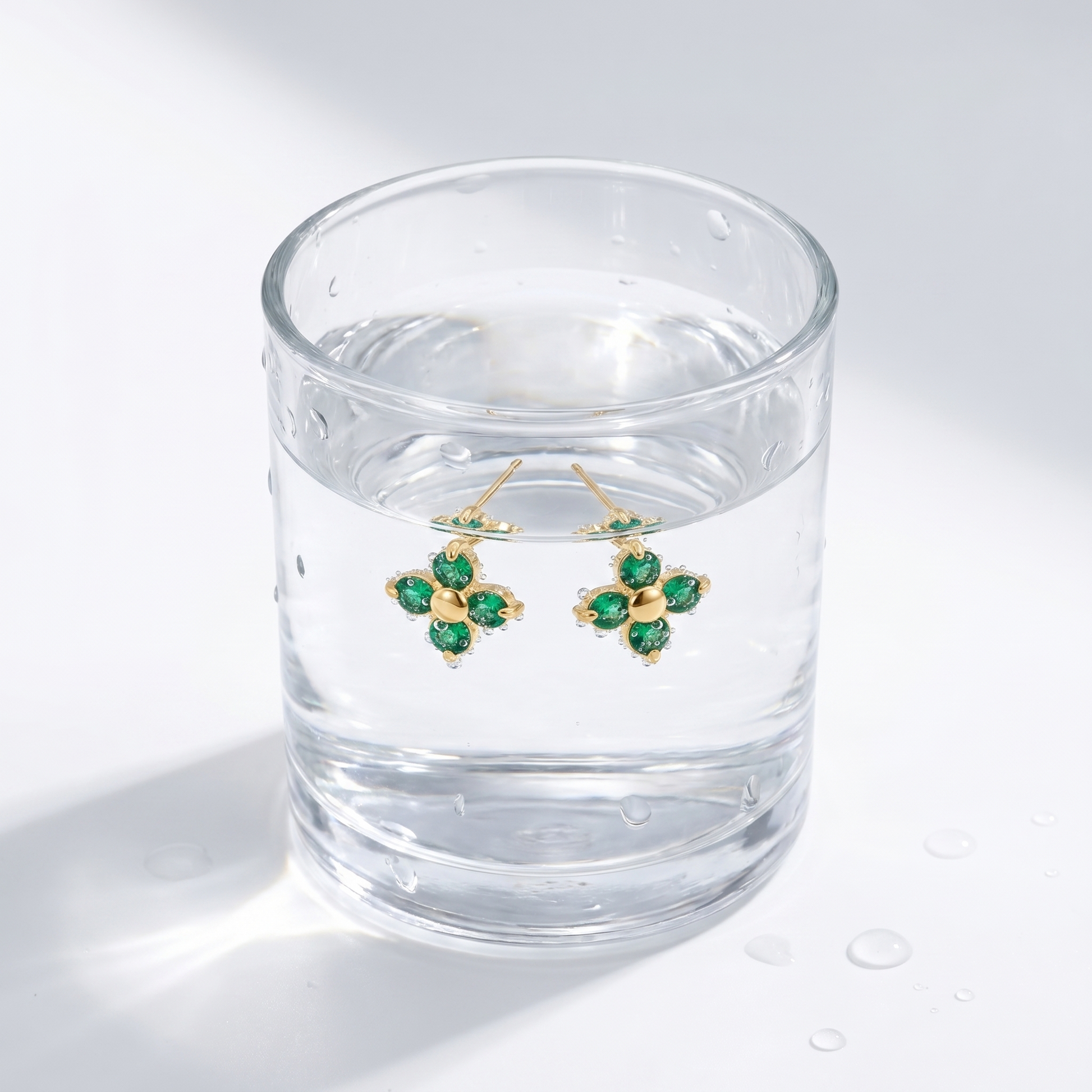 Orecchini Fiore Smeraldo Mini Oro 18K — 09-stress-proof