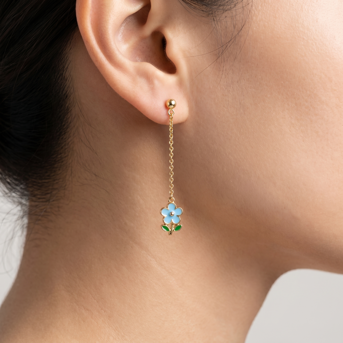Orecchini Goccia Fiore Oro 18K — 03-onbody-closeup
