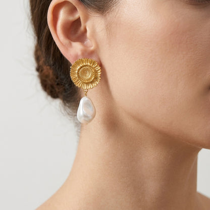 Orecchini Goccia Perla & Fiore Oro 18K — 03-onbody-closeup