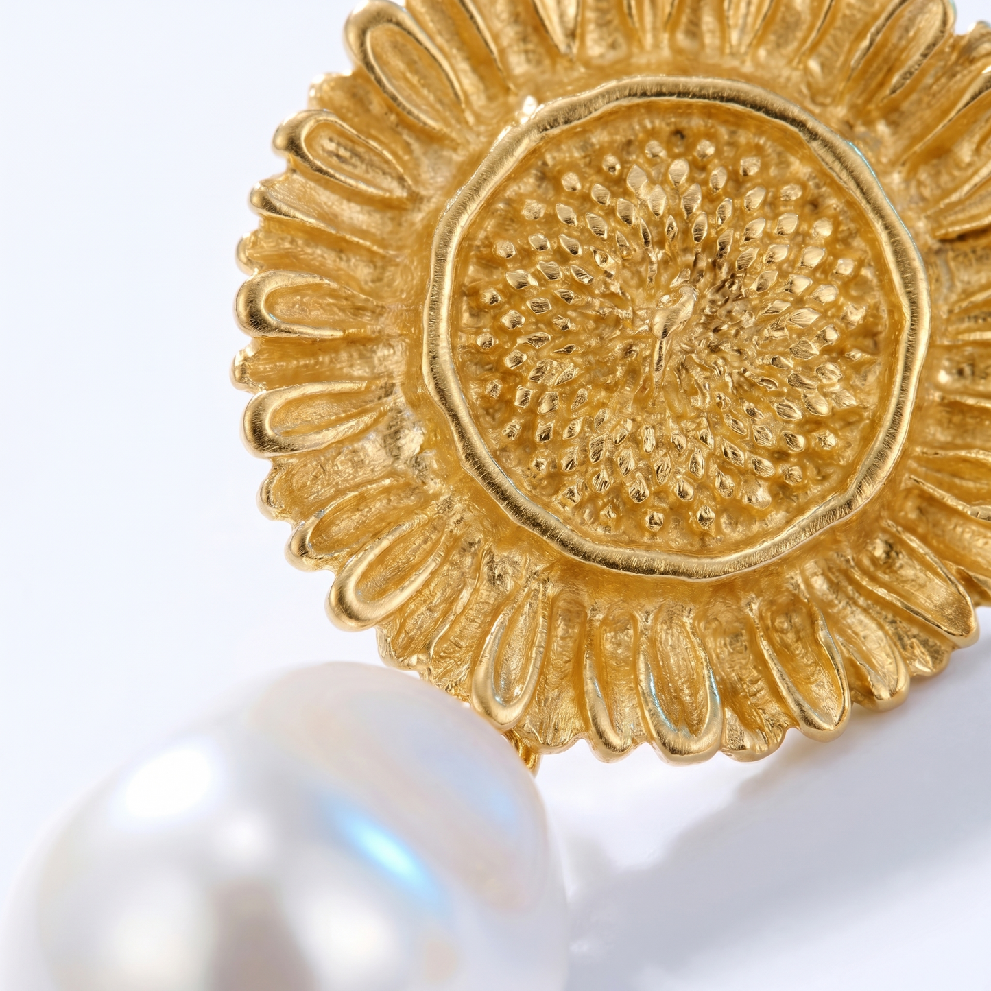 Orecchini Goccia Perla & Fiore Oro 18K — 05-detail-macro