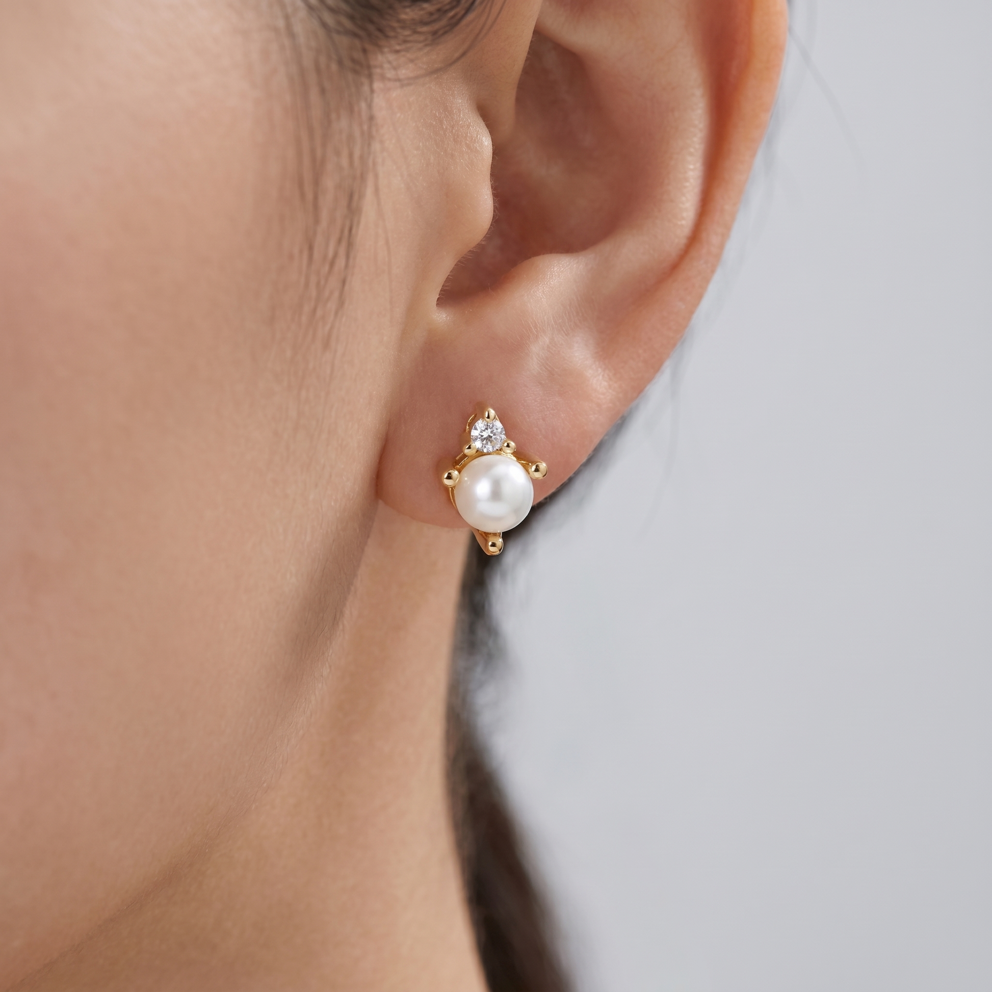 Orecchini Perla & Cristallo Oro 18K — 03-onbody-closeup